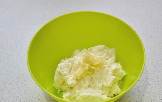 1. Этап. Закуска из печени: 7. Для приготовления начинки пропустите через пресс или натрите на терке чеснок, соедините его с сыром и перемешайте.