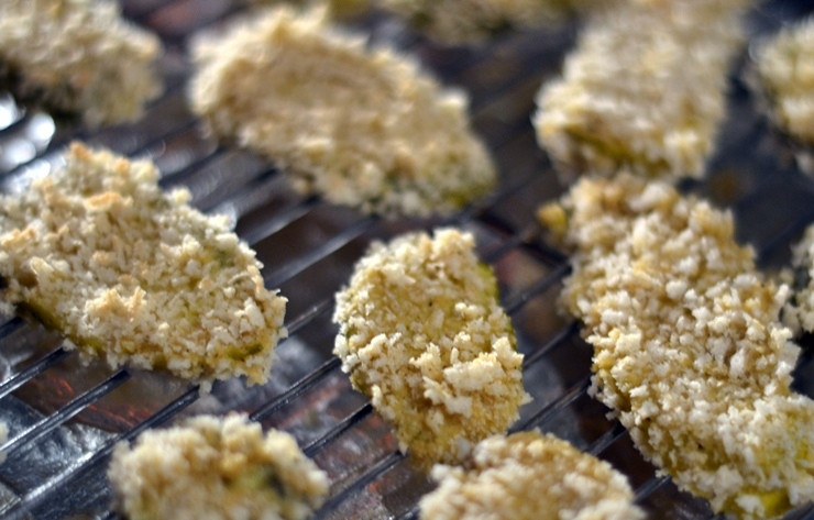 1. Этап. Запеченные огурцы: Каждый кусочек огурчика опускаем в тесто, затем обваливаем в сухарях и выкладываем на сетку. Так делаем с каждым огурчиком. Сетку затем отправляем в прогретую до 180 градусов духовку (на самую нижнюю полку) примерно на 10 минут. Кстати, чтоб не запачкать духовку, под сетку постелите лист фольги ;)