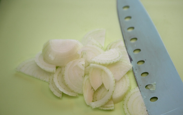 1. Этап. Маринованная говядина: Теперь чистим и нарезаем полукольцами репчатый лук.