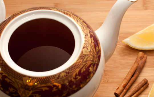 1. Этап. Чайный грог: Для начала нам, конечно же, нужно заварить чай в соотношении 2 чайные ложки чая на 300 мл кипятка.