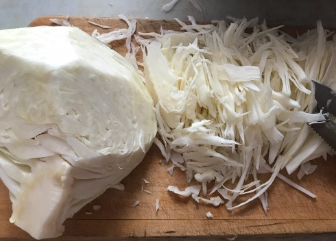 1. Этап. Салат Капустное удовольствие: 1. Белокочанную капусту мелко порубите, выложите в миску и помните руками.