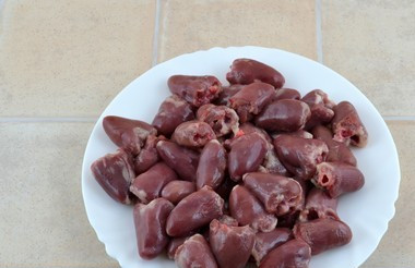 1. Этап. Тушеные куриные сердечки: Для начала сердечки нужно очистить и хорошенько промыть.