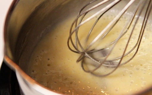 1. Этап. Запеканка из макарон с сыром в духовке: 3. Постоянно помешивайте, чтобы не образовались комочки.