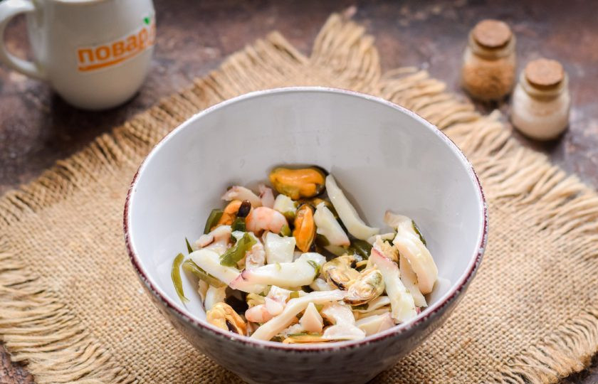 1. Этап. Салат из морского коктейля: Переложите морской коктейль в салатник. У меня был маринованный морской коктейль, если вы используете замороженный, отварите коктейль в течение 3-4 минут.