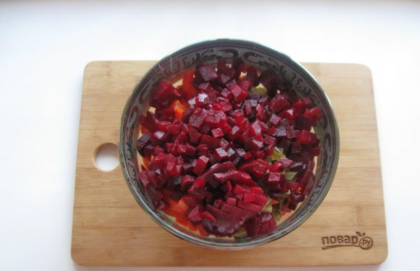 1. Этап. Винегрет по ГОСТу: Свеклу сварите в кожуре, охладите, очистите и мелко нарежьте. Выложите в салатник с остальными овощами.