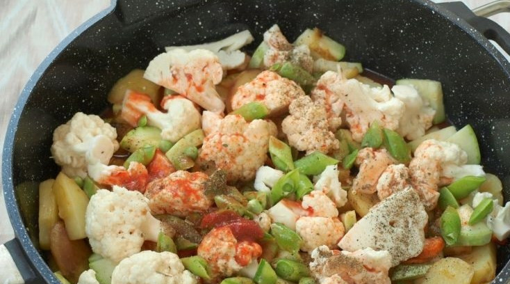 1. Этап. Овощное рагу с цветной капустой и картошкой: Капусту делим на соцветия, можно, кстати, еще горошек стручковый добавить. Добавляем к овощам. Воду разводим с томатной пастой (посолите и поперчите по вкусу).