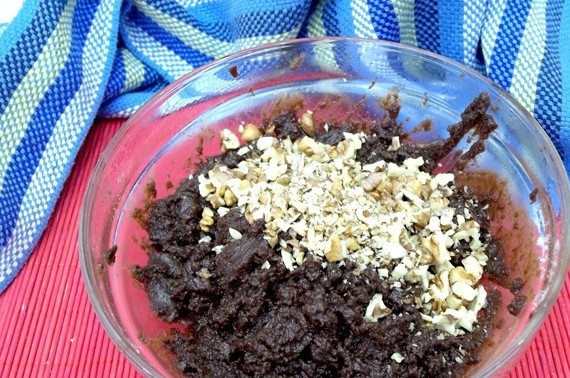 1. Этап. Шоколадный пирог Брауни: 4. Измельчаем орехи (можно брать любые по вашему вкусу) и высыпаем в шоколадную массу. Замешиваем тесто снова.