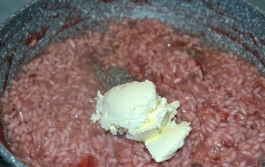 1. Этап. Ризотто с клубникой на 14 февраля: 7. Когда рис сварится, добавьте мягкий сыр и перемешайте.