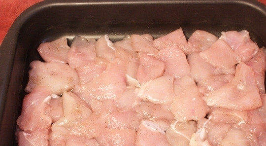 1. Этап. Цветная капуста с куриным филе: Противень смазываем маслом и выкладываем по всему его периметру нарезанное филе курицы.