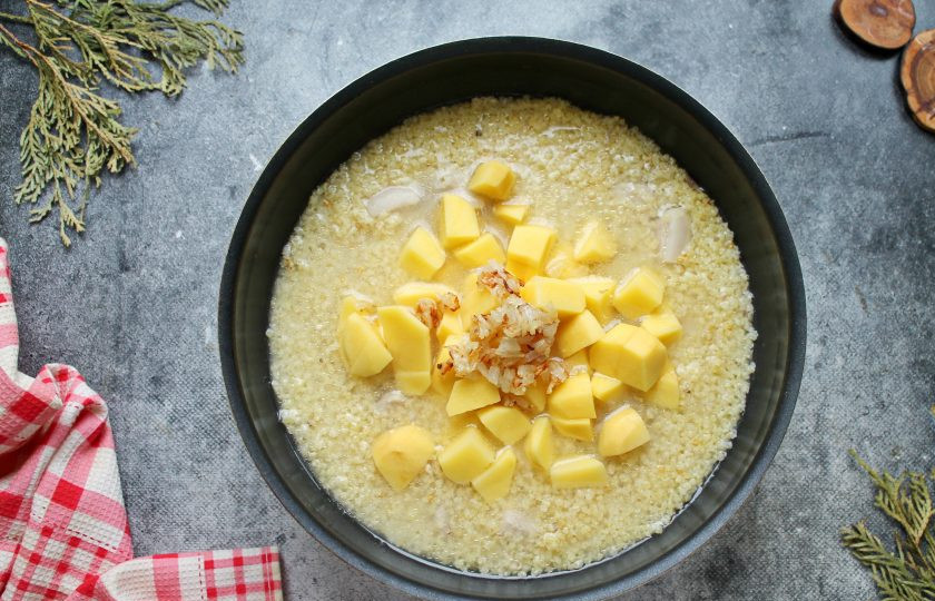 1. Этап. Кулеш Солдатский: Картофель почистите и порежьте крупным кубиком, выложите в кулеш. Добавьте обжаренный лук, посолите, поперчите и варите до готовности картофеля. Готовый кулеш 