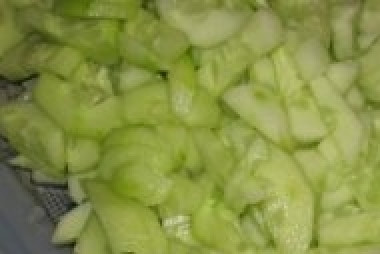 1. Этап. Холодник из свеклы на воде: Огурцы порезать.