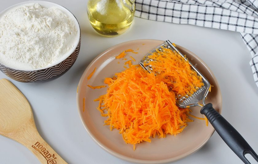 1. Этап. Хлеб с тыквой: Тыкву натрите на мелкой терке. Сок отжимать не нужно.