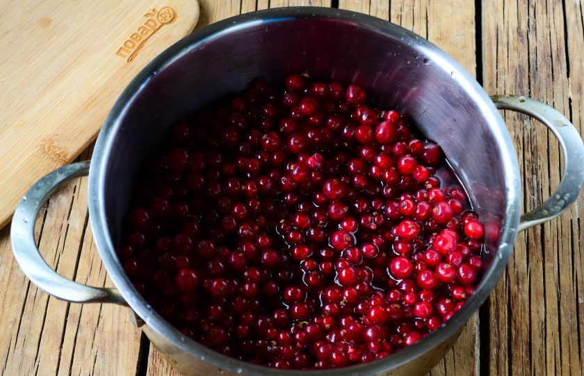 1. Этап. Джем из красной смородины на зиму (быстрый): Переложите смородину в кастрюлю, залейте водой и доведите до кипения. Проварите несколько минут и снимите с огня.