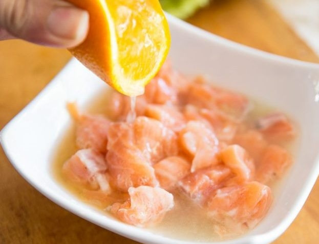 1. Этап. Салат с сёмгой: Положите кусочки семги в пиалку и выдавите в нее сок из половинки лимона. Перемешайте и положите рыбу в холодильник мариноваться.