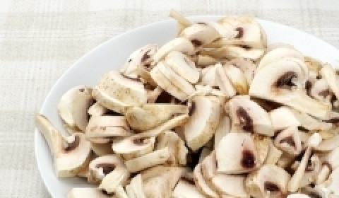 1. Этап. Паста с шампиньонами: Помытые шампиньоны порежьте тонкими пластинками.