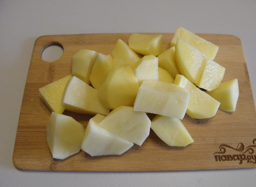 1. Этап. Сырный суп из плавленых сырков: Очистите и порежьте крупными кусками картофель.
