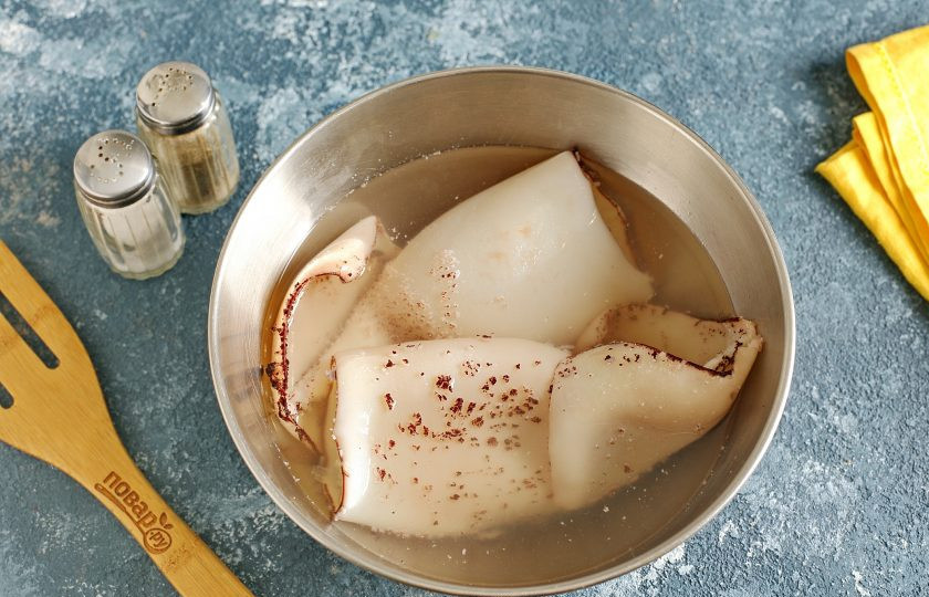 1. Этап. Пирог с кальмарами: Кальмары обдайте кипятком, а затем сразу опустите в ледяную воду.