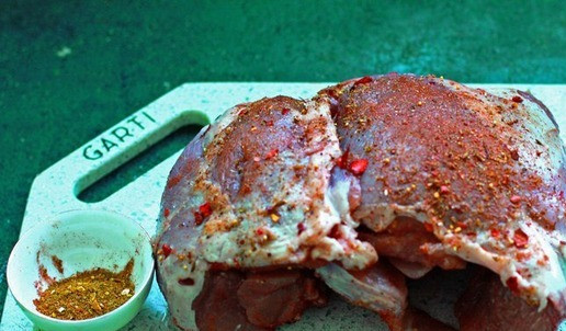 1. Этап. Бедро индейки с апельсинами и клюквенным соусом: Бедро индейки ополоснуть, обсушить и натереть подготовленной приправой и солью с обеих сторон.