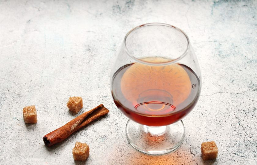 1. Этап. Коньяк с корицей в домашних условиях: Подготовьте все необходимые ингредиенты для приготовления коньяка с корицей.