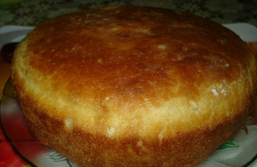 1. Этап. Хлеб простой в духовке: 4. В разогретый до 200-220 градусов духовой шкаф отправляю форму и выпекаю 15 минут, после чего уменьшаю температуру до 180 градусов и выпекаю еще 30-40 минут. Готовый хлебушек сверху смазываю растительным маслом и подаю к столу, когда он немного остынет.