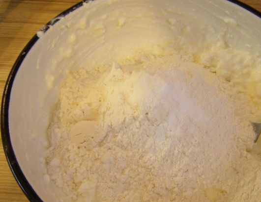 1. Этап. Печенье Рогалики с повидлом: 3. Добавляем щепотку соли и муку. Замешиваем эластичное тесто.