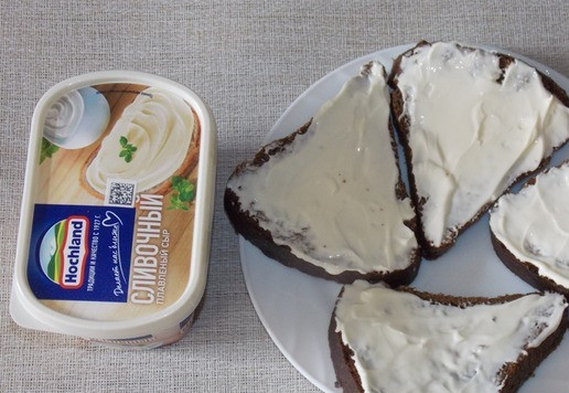 1. Этап. Бутерброд Бородинский с сыром: Каждый кусочек хлеба смазать плавленным сыром.