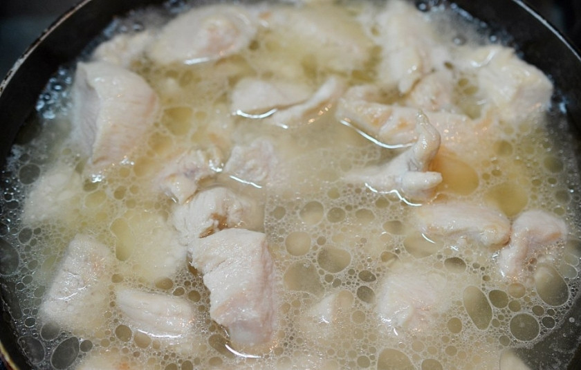 1. Этап. Кхау Пхат Кай: Добавьте воды, накройте крышкой и готовьте на небольшом огне, пока вода не выпарится, до готовности риса.