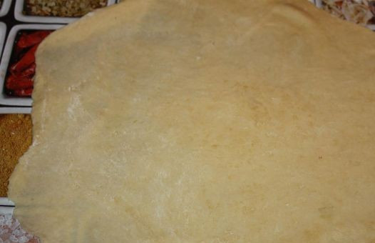 1. Этап. Дрожжевые рогалики: Достаем наше тесто из холодильника и делим на 8 частей. Берем одну часть и тонко раскатываем. Толщина теста должна быть примерно 1.5-2 ми.