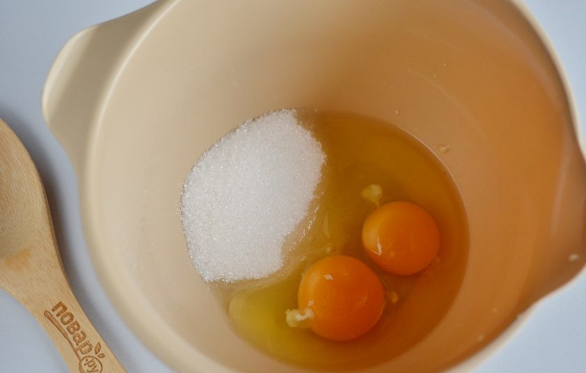 1. Этап. Тыквенный рулетик: Соедините яйца с сахаром, миксером взбейте до образования пышной плотной массы. На это уйдет минут 5-6.