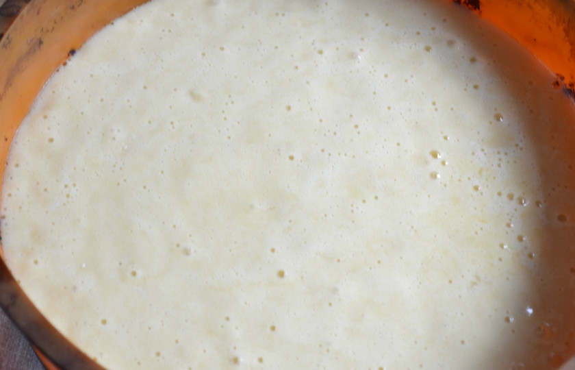 1. Этап. Торт Панчо с вишней: Несколькими движениями вмесите муку. Вылейте полученное тесто в форму для выпекания, отправьте в духовку на 40 минут. Совет: ставьте тесто в холодную духовку, и только потом разогревайте ее до температуры 180 градусов.