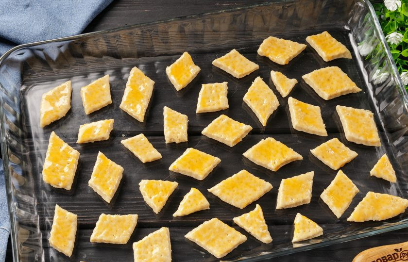 1. Этап. Банановые ароматные крекеры: Сверху по желанию можно смазать тесто желтком. Выпекайте в духовке при температуре 180 градусов около 15 минут.