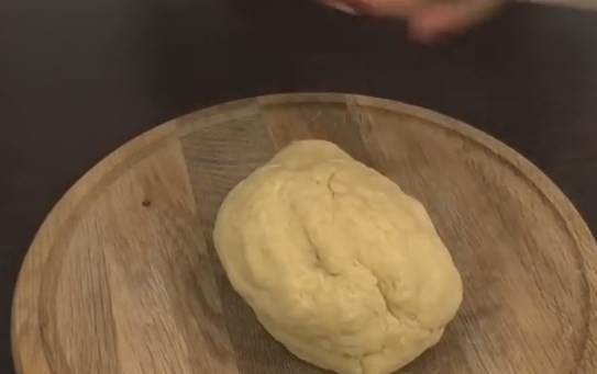 1. Этап. Домашние макароны: 2. После этого отправляем к яйцам оба вида муки. Замешивать тесто лучше в комбайне, начиная с маленькой скорости. Если вы замешиваете его руками, то придется потратить 15-20 минут, пока тесто не станет упругим и не перестанет липнуть к рукам. Оберните его пищевой пленкой и оставьте в холодильнике на час.