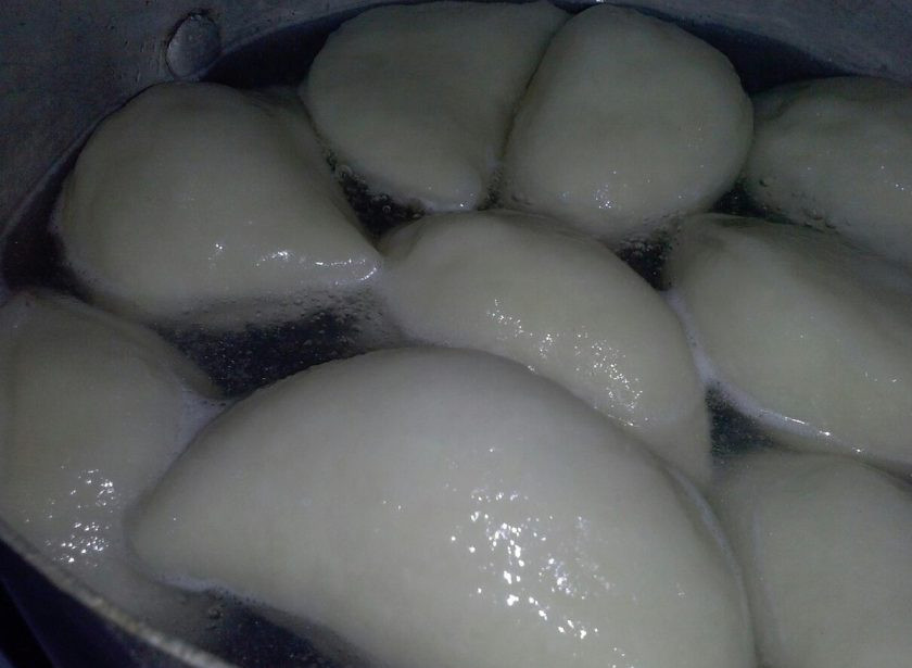 1. Этап. Вареники на ледяной воде быстрым способом: 8. Бросаем в кипящую подсоленную воду, ждем, пока всплывет, и варим после закипания еще 5 минут.