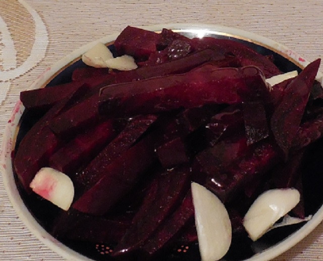 1. Этап. Салат со свеклой на зиму: После того как свекла остынет, подавайте салат в холодном виде. Приятного аппетита!