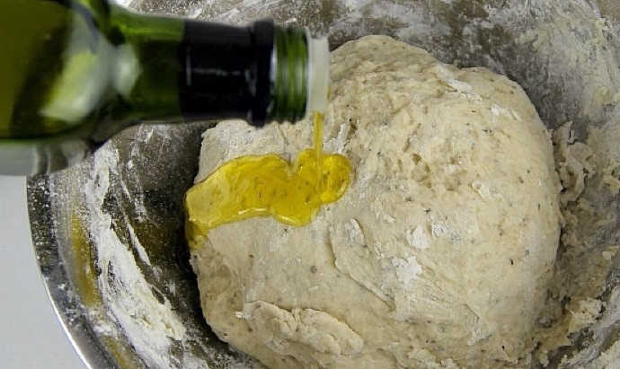 1. Этап. Фокачча (рецепт): 10. Добавьте оливковое масло и замешивайте в течение нескольких секунд.