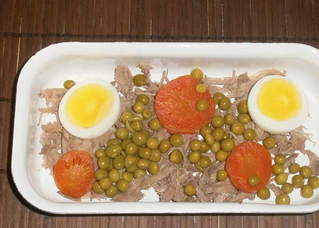 1. Этап. Холодец из утки: В форму выкладываем птицу и овощи, а также горошек.