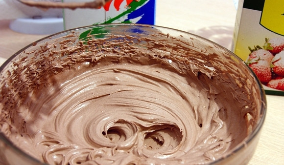 1. Этап. Торт Пирамида: В конце в крем добавьте сахарную пудру. Массу ещё раз взбейте.