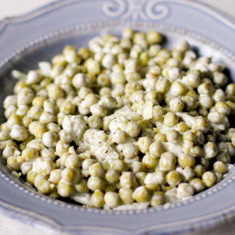 Салат с зелёным консервированным горошком