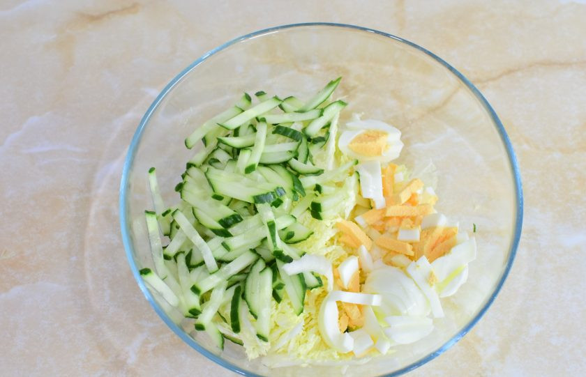 1. Этап. Салат с ананасом, креветками и пекинской капустой: Следом добавьте нарезанный огурец и яйца.