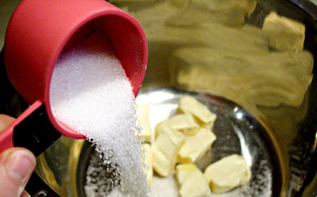 1. Этап. Печенье с повидлом: 3. Сливочное масло соединяем с сахаром и взбиваем, пока масса не станет воздушной.