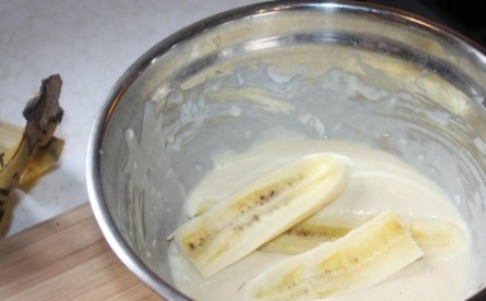 1. Этап. Бананы в кляре простые: 4. Окуните ломтики банана в приготовленный кляр.