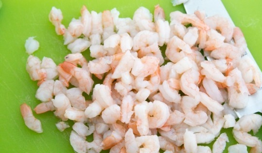 1. Этап. Салат с креветками и огурцами: Порезать креветки.