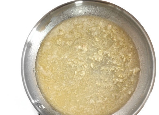 1. Этап. Итальянская паста с морепродуктами: 2. Аккуратно снимите морепродукты, отложите их в сторону. На сковороду добавьте оставшееся масло.