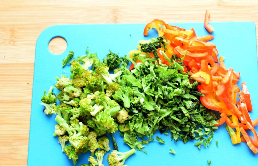 1. Этап. Легкий супчик с вермишелью и брокколи: Добавьте сладкий перец, нарезанный соломкой, нашинкованный сельдерей и разобранную на мелкие соцветия брокколи. Я предварительно брокколи для супа бланширую минутку-другую в кипятке.