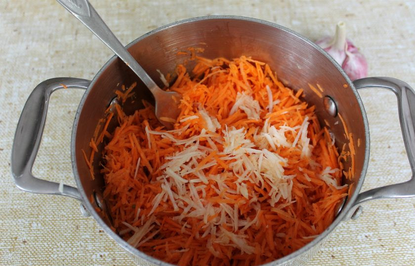 1. Этап. Капуста фаршированная морковью: Добавляем измельченный чеснок и все перемешиваем.