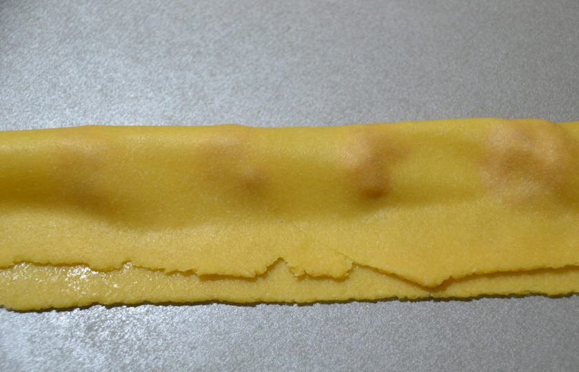 1. Этап. Аньолотти: Накройте фарш краем теста, при необходимости промажьте яйцом, чтобы лучше скреплялось.