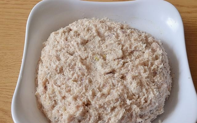 1. Этап. Пельмени куриные: Вымесите ложкой.