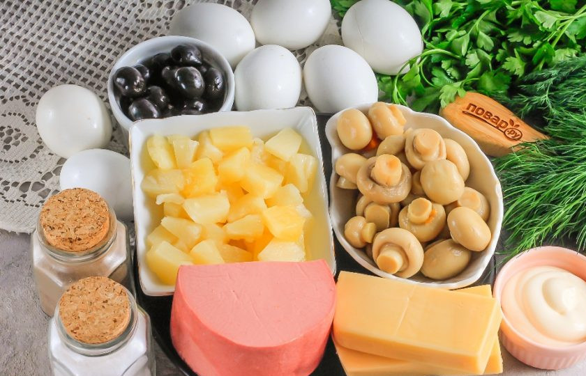 1. Этап. Салат с ананасами на Новый год Кролика 2023: Подготовьте указанные ингредиенты. Отварите заранее куриные яйца 15 минут и охладите их в холодной воде.