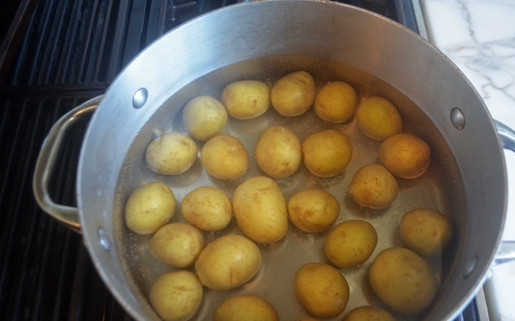 1. Этап. Картофель на гриле в маринаде: 1. Тщательно помойте картофель, а потом отправьте его в кастрюлю с водой. Варите клубни в течение 12 минут.