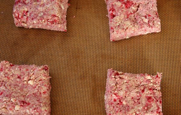 1. Этап. Сливочные лепешки с малиной: 3. Разрезать тесто на 9 квадратов. Выложить лепешки на подготовленный противень. Выпекать до золотисто-коричневого цвета, 16-20 минут. Выложить лепешки на решетку и остудить в течение 10 минут перед подачей на стол.